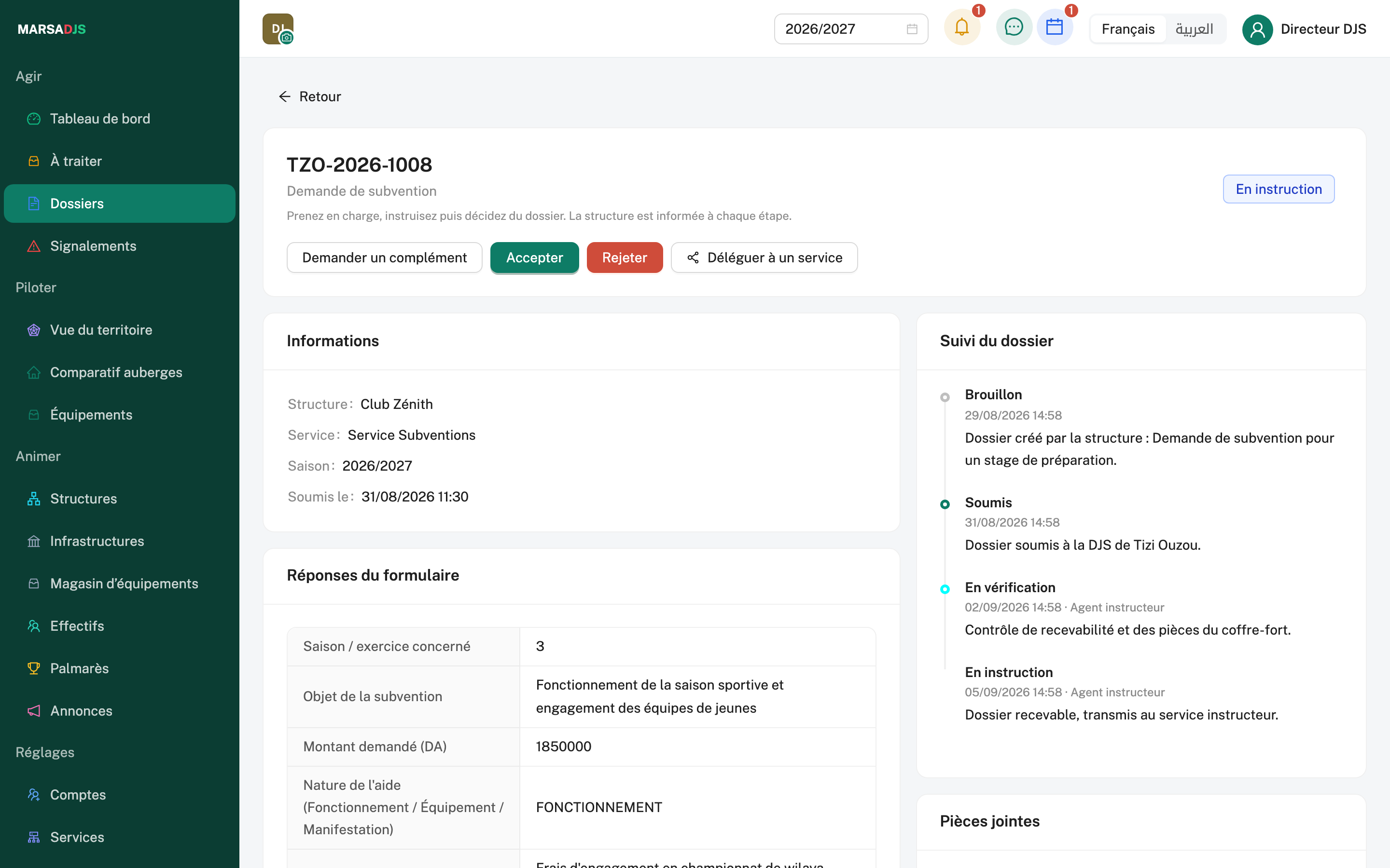 Détail d'une demande de subvention en instruction : boutons « Demander un complément », « Accepter », « Rejeter » et « Déléguer à un service », informations sur la structure, le service et la saison, réponses du formulaire et suivi horodaté du dossier, du brouillon à l'instruction ; données de démonstration.